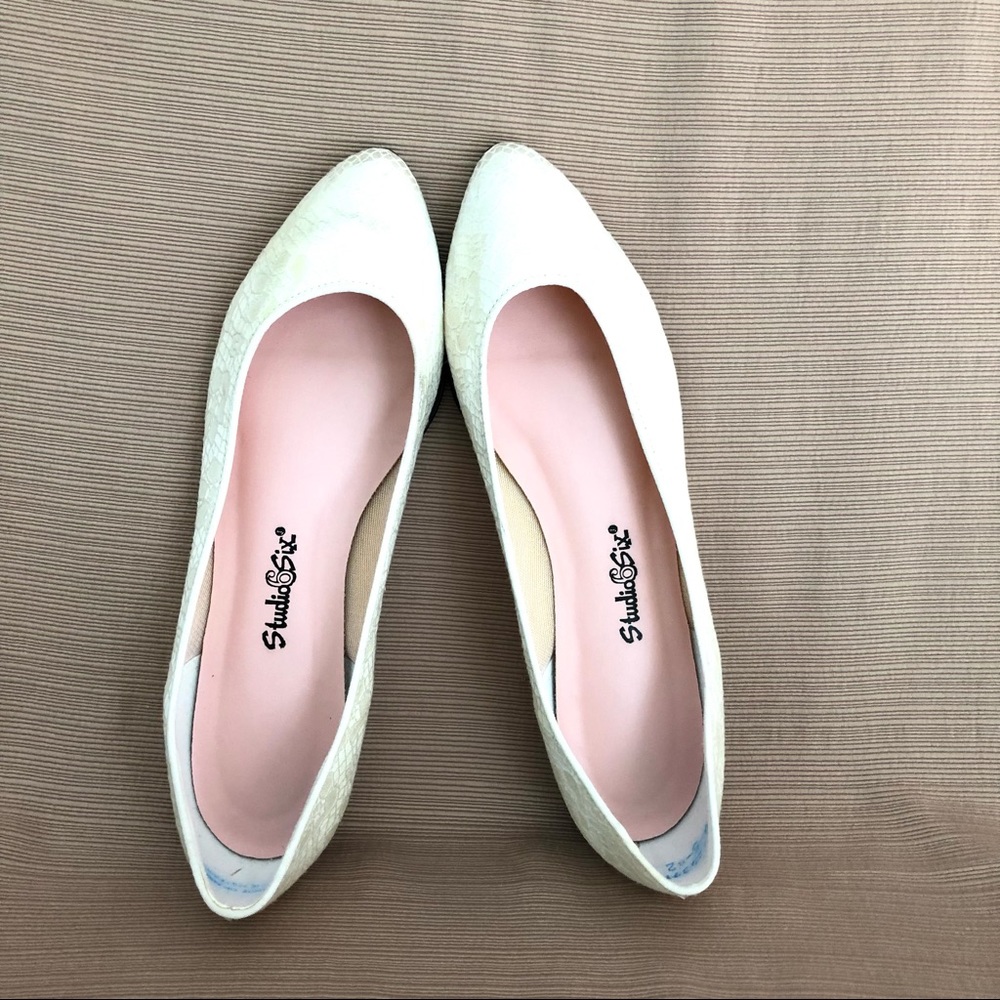 Vintage ~ Studio Six ~ Ivory Off White Lace over Satin Dressy Flats - Siize: 8